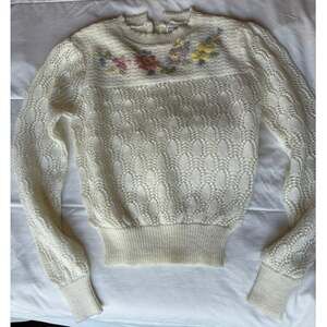 Vintage 1980s Cream Knit Floral Petite Sweater